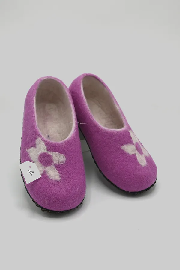 Flower Design Felt Wool Closed Back Slipper