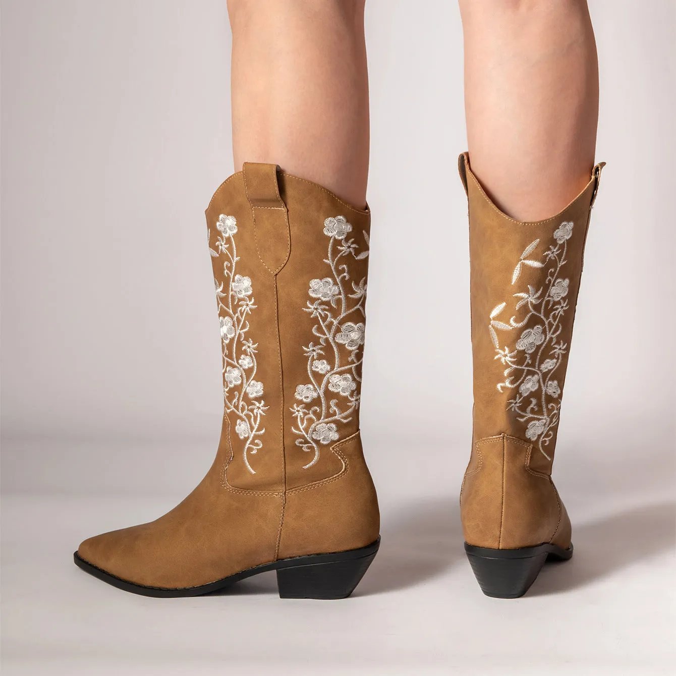 V-shaped embroidery cowboy boots